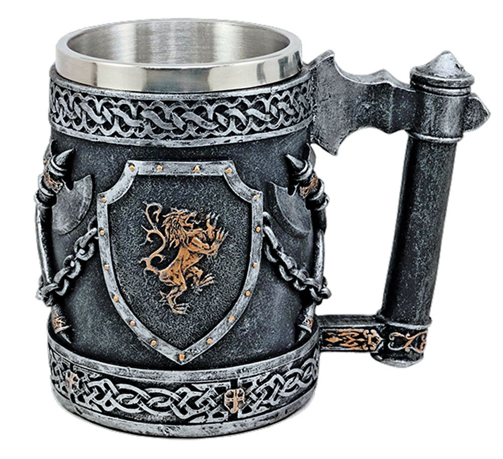 Taza medieval ornamental en resina diseño hachas y escudos
