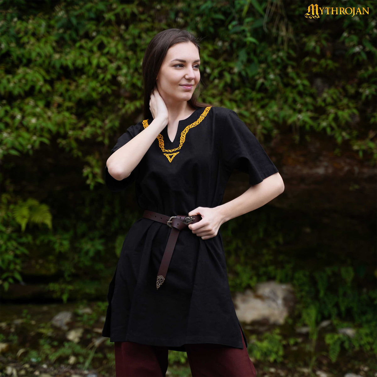Túnica vikinga en algodón cuello bordado para mujer, color negro