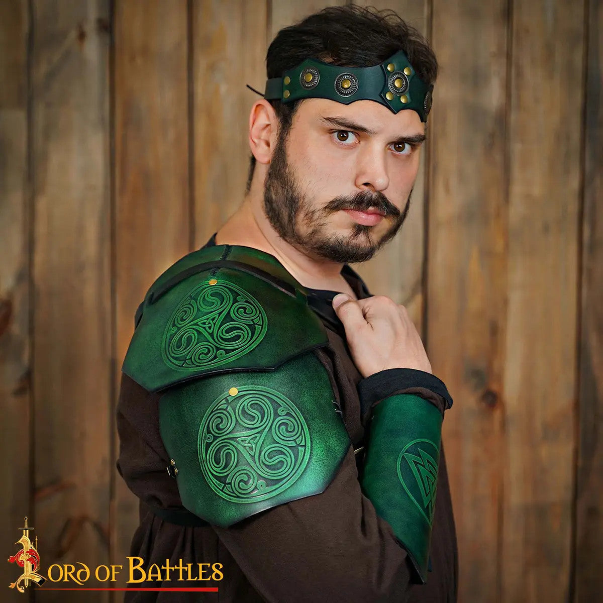 Hombrera medieval en cuero diseño nudos celtas, color verde