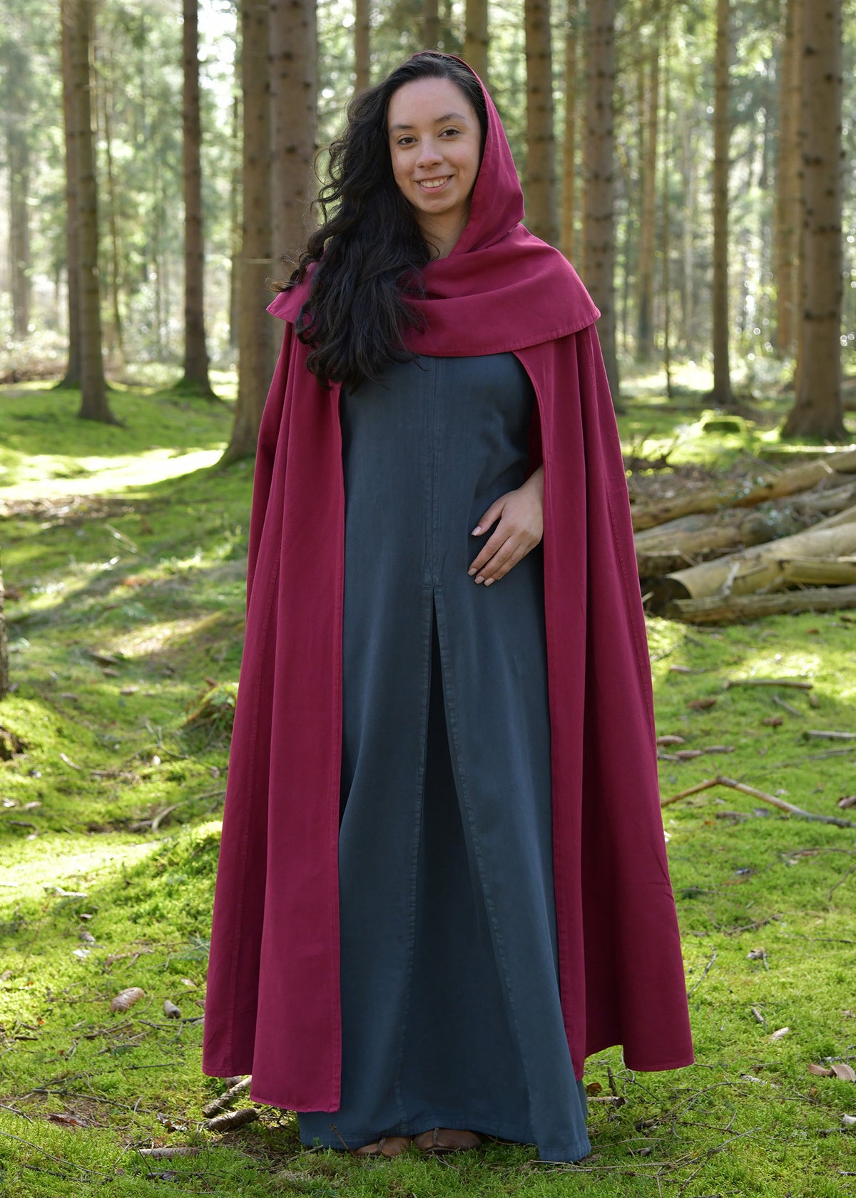 Capa medieval con capucha modelo Isen, color rojo