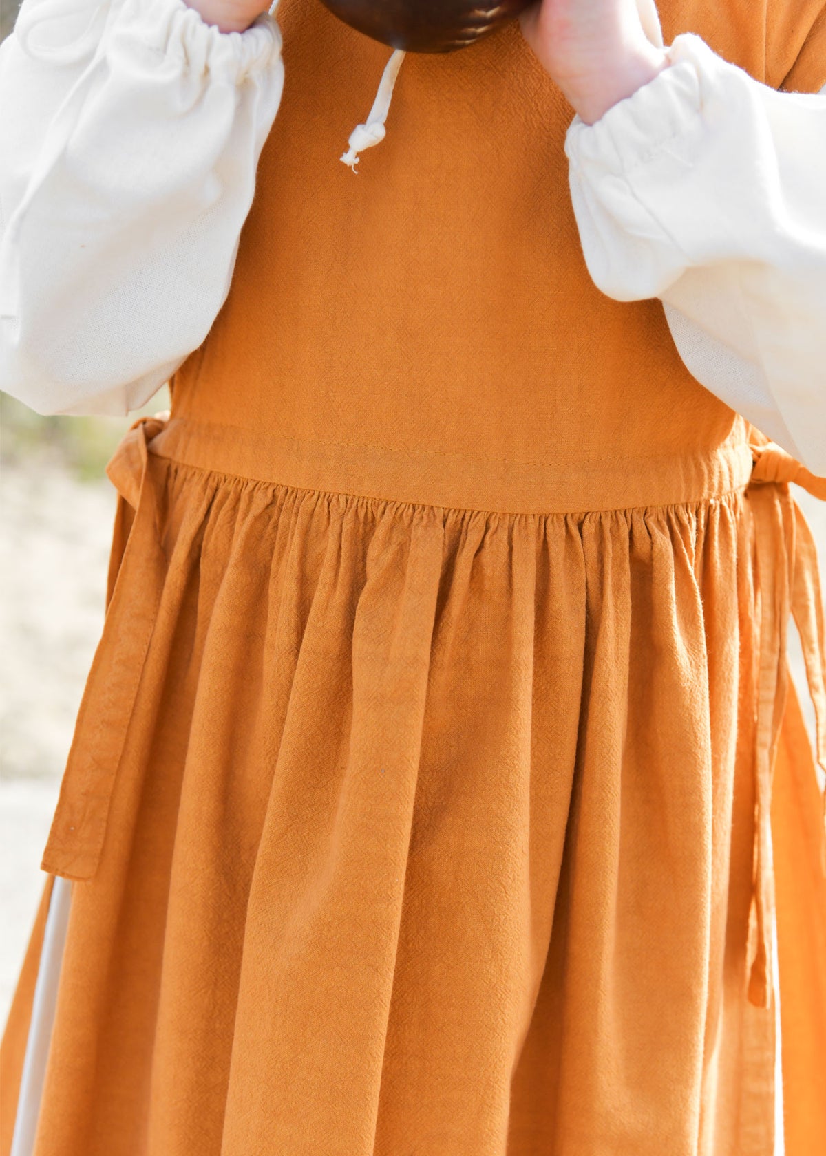 Vestido medieval para niñas modelo Lilou, color mostaza