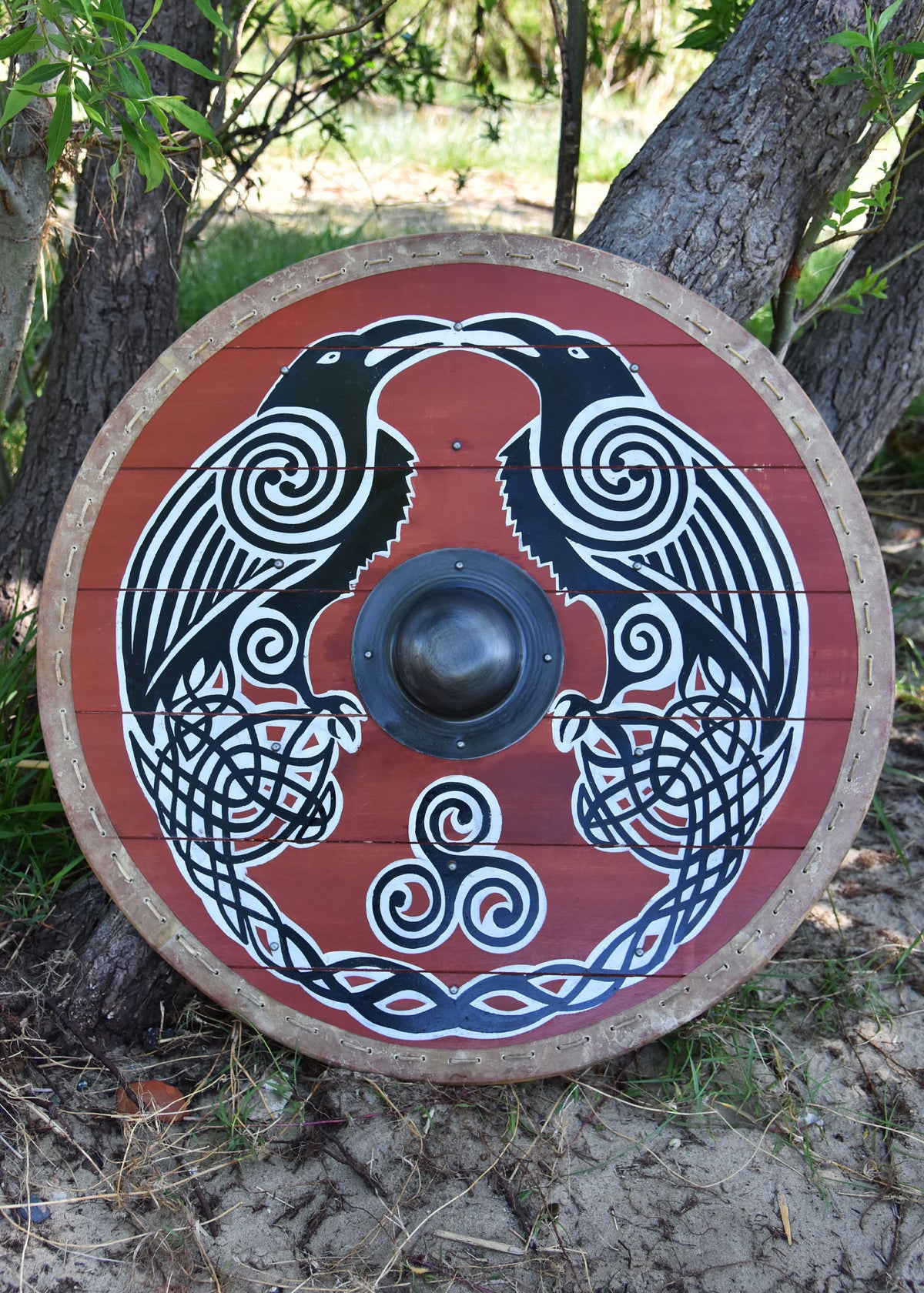Escudo vikingo Huginn y Muninn con ribete en cuero, 80 cm. Ø