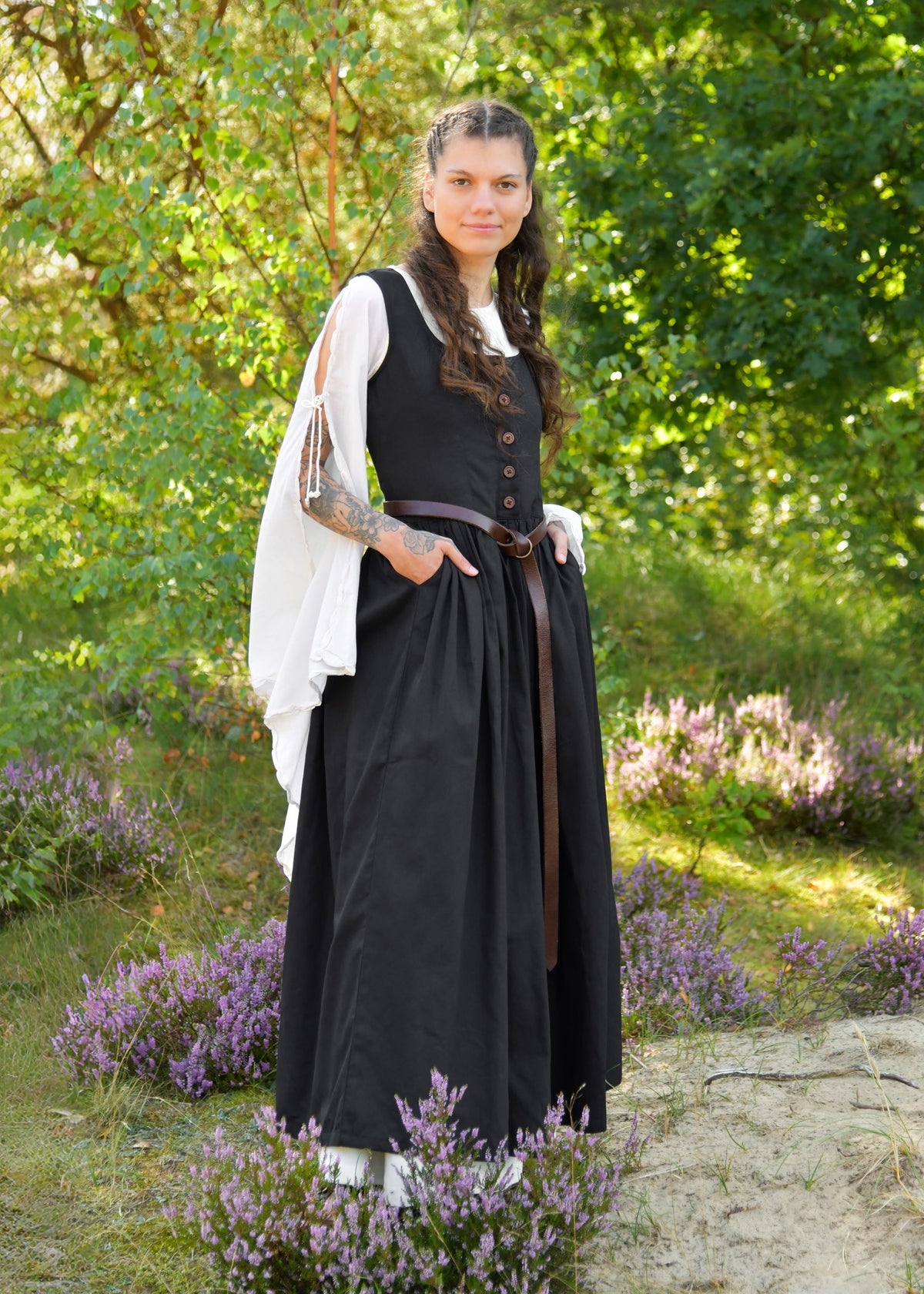 Vestido medieval sin mangas modelo Lene, color negro