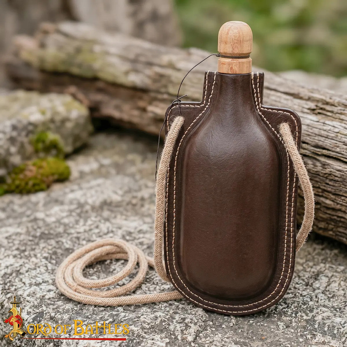 Botella medieval en madera con funda de cuero