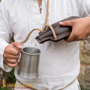 Botella medieval en madera con funda de cuero