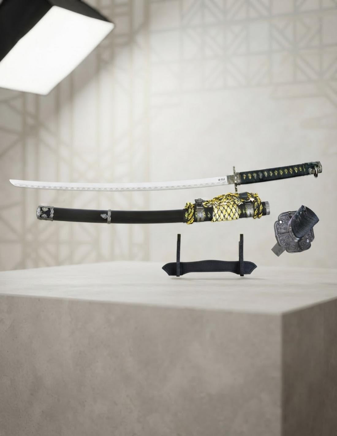 Katana decorativa TOLE10 vaina y mango negros (con soporte)
