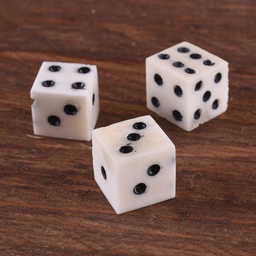 Juego de 3 dados de hueso, pulidos y pintados a mano