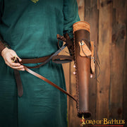 Carcaj en cuero marrón con bolsitas para puntas de flecha (60 cm.)