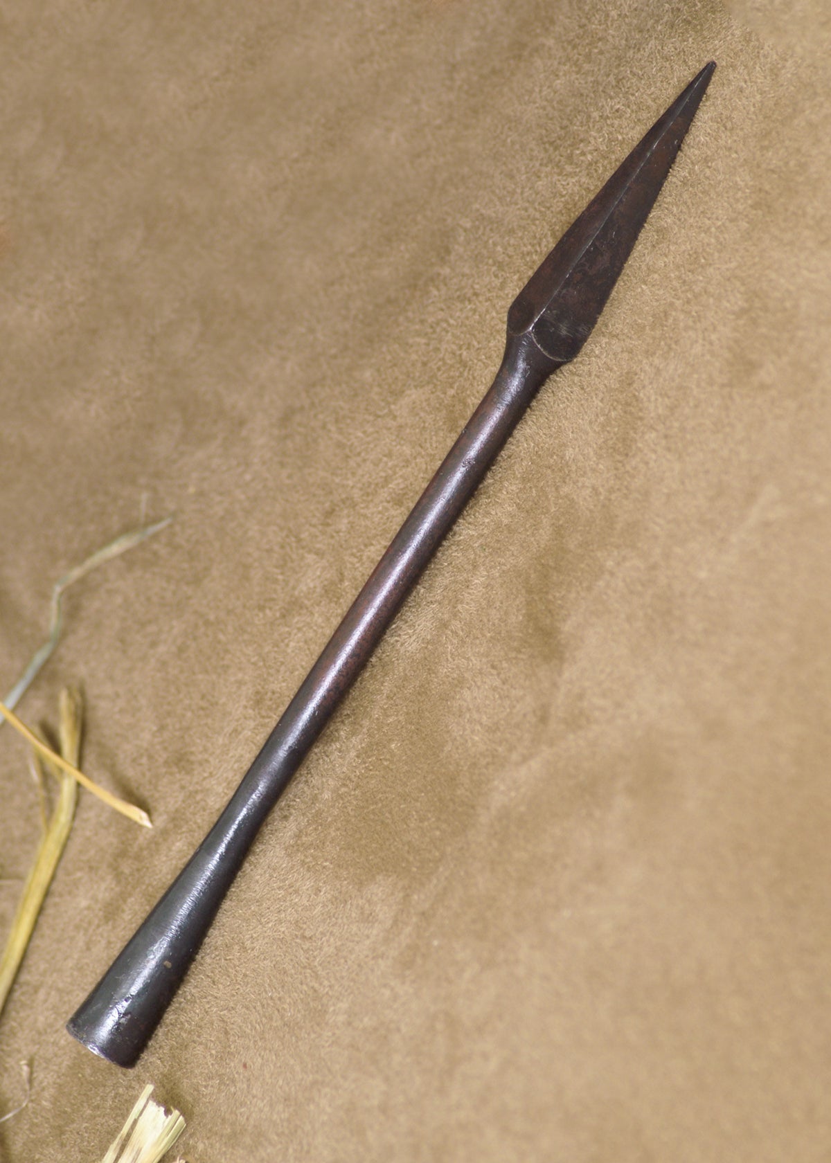 Punta de flecha larga, acero al carbono (16 cm.)