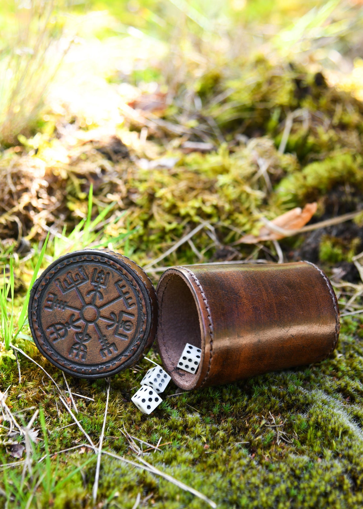 Cubilete celta Vegvisir para jugar a los dados