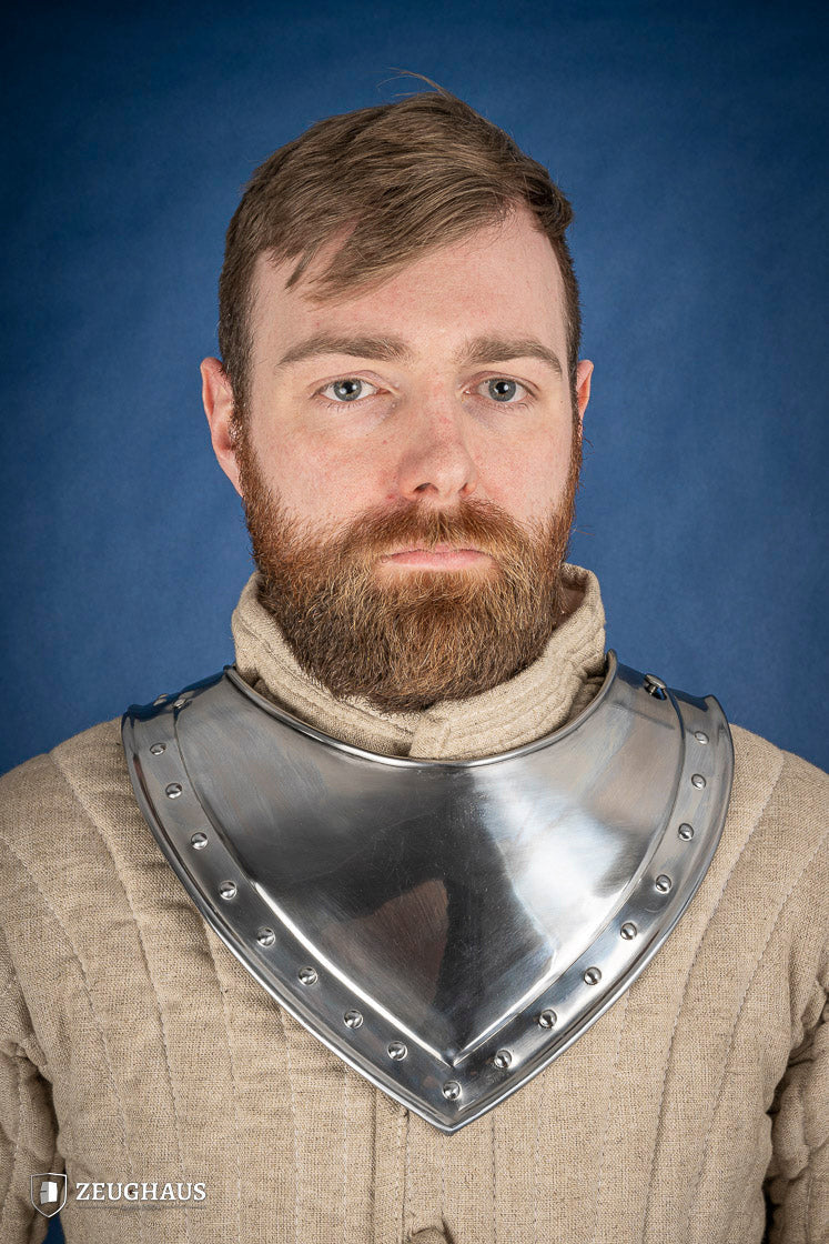 Gorjal medieval puntiagudo en acero pulido