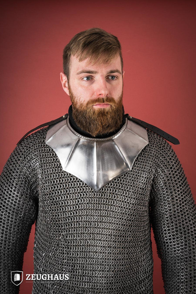 Gorjal medieval escamado en acero pulido