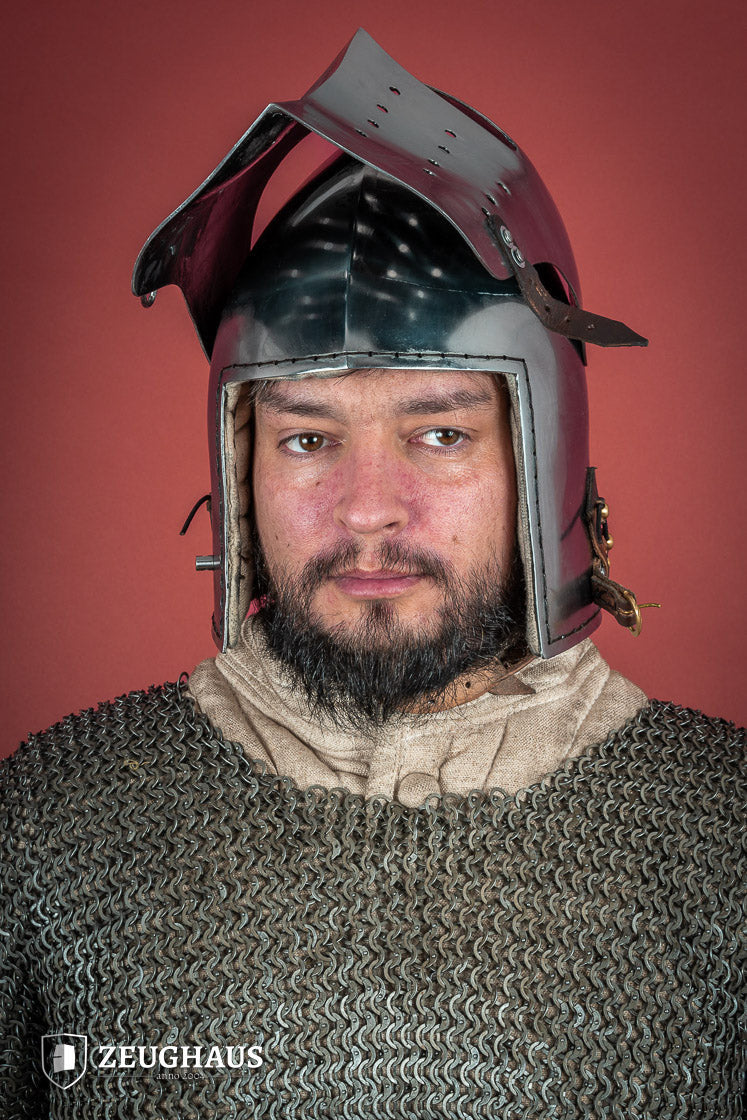 Bacinete medieval con visera completa, acero pulido