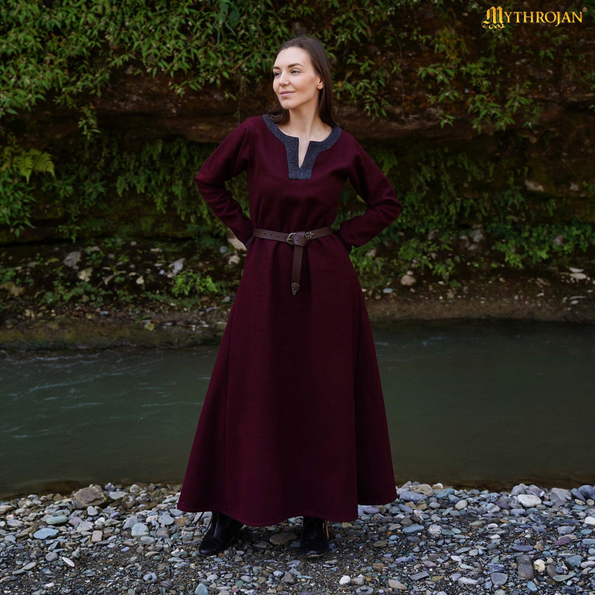 Vestido vikingo bordes decorativos modelo Ingrid, color burdeos