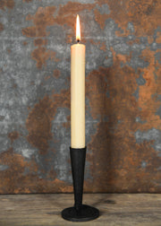 Candelabro forjado a mano con base en espiral