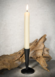 Candelabro forjado a mano con base en espiral