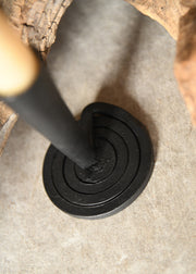 Candelabro forjado a mano con base en espiral