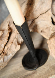 Candelabro forjado a mano con base en espiral